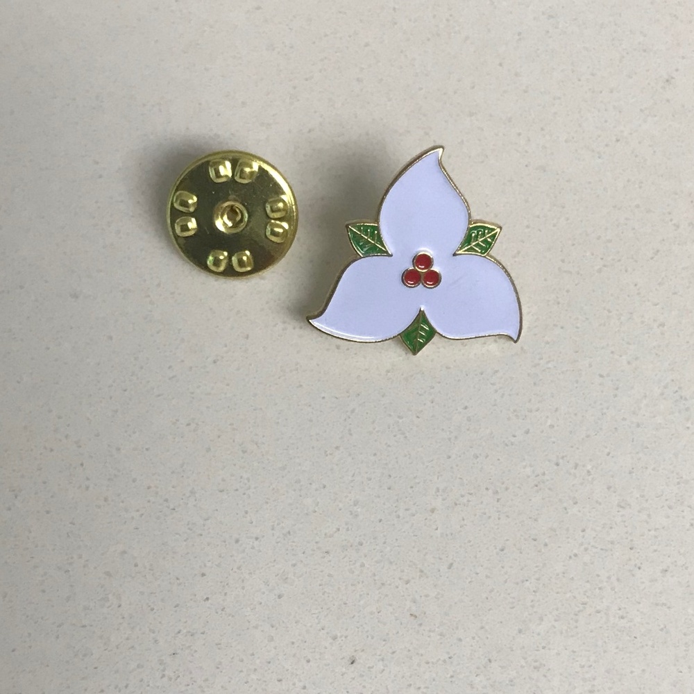Vintage White Trillium Flower Lapel/Hat Pin Brooch